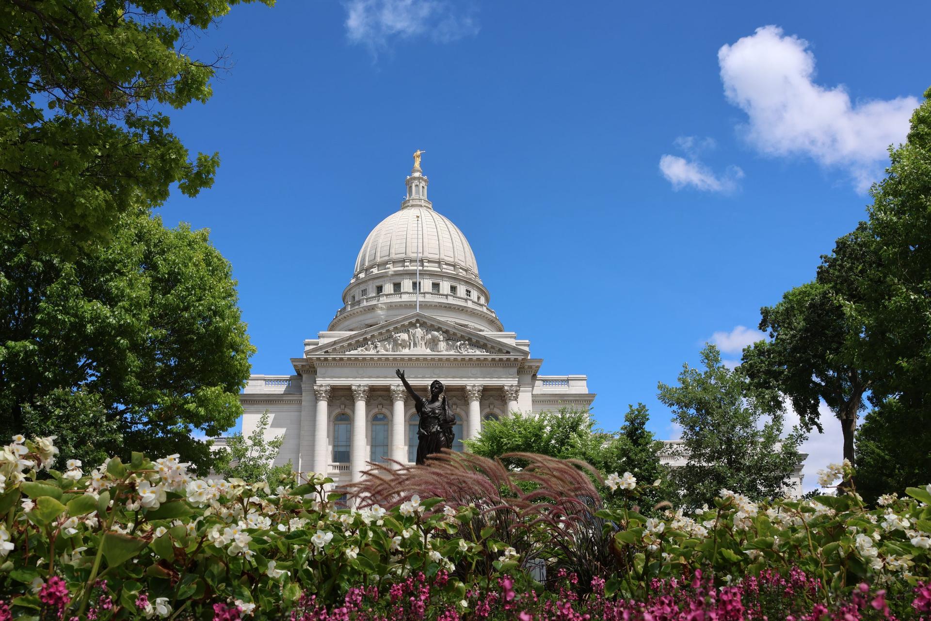 Activists call on Wisconsin lawmakers to raise minimum wage